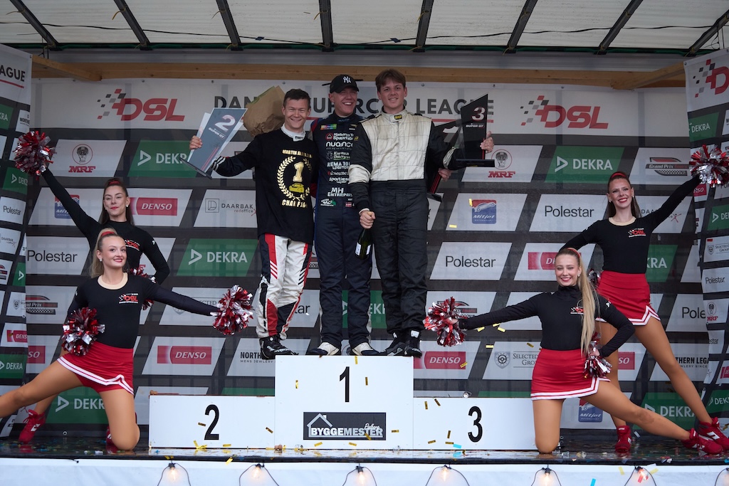 Tandpastasmilet kom i brug, da Alex Maansen vandt sæsonfinalen i 2025 foran (t.v.) Martin Andersen og (t.h.) Magnus Madsen.
(Foto: Stumpphoto)